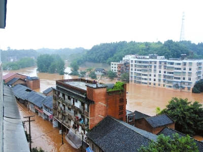 7月22日晚上,内江市普降暴雨,内江市东兴区顺河镇因洪水,周围